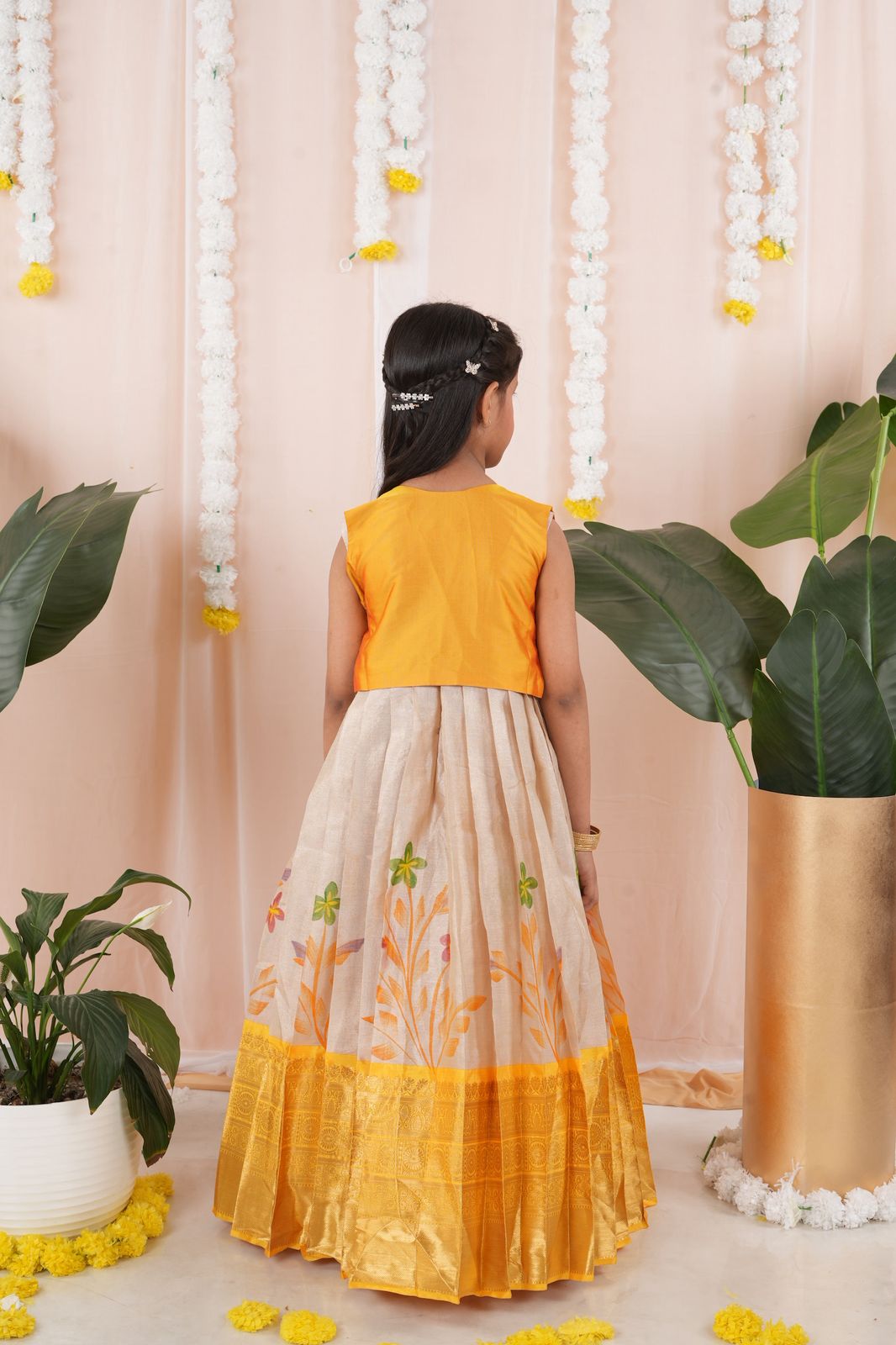 PRETTY IN YELLOW