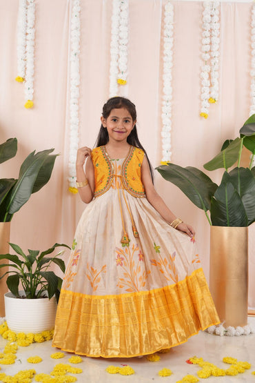 PRETTY IN YELLOW