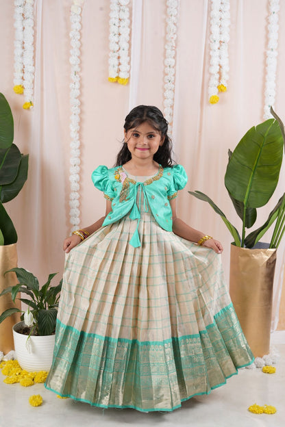 PRETTY IN AQUA