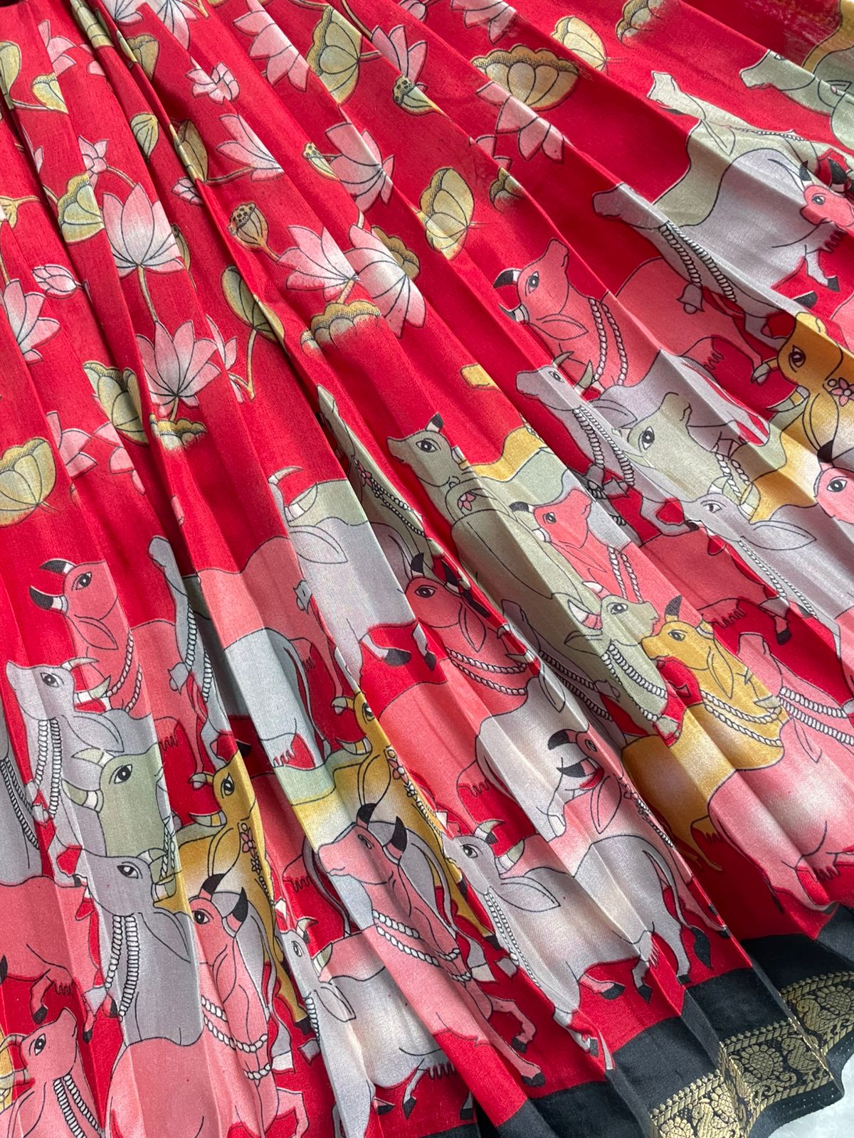 Lotus Meadow Red Langa